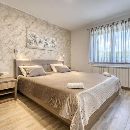 Toni By Interhome * קסטב